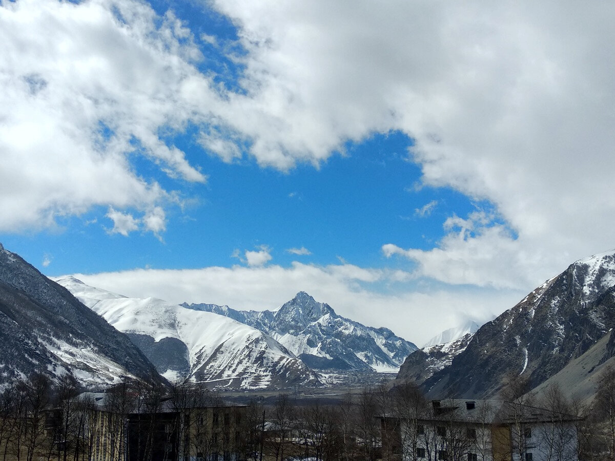 Вид на гору Казбек из Rooms Hotel Kazbegi.