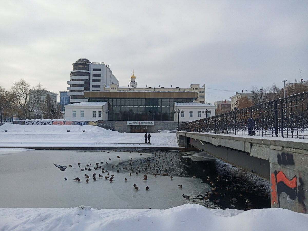 Здание расположилось на берегу реки Исеть в Историческом сквере — в том месте, где был заложен Екатеринбург.