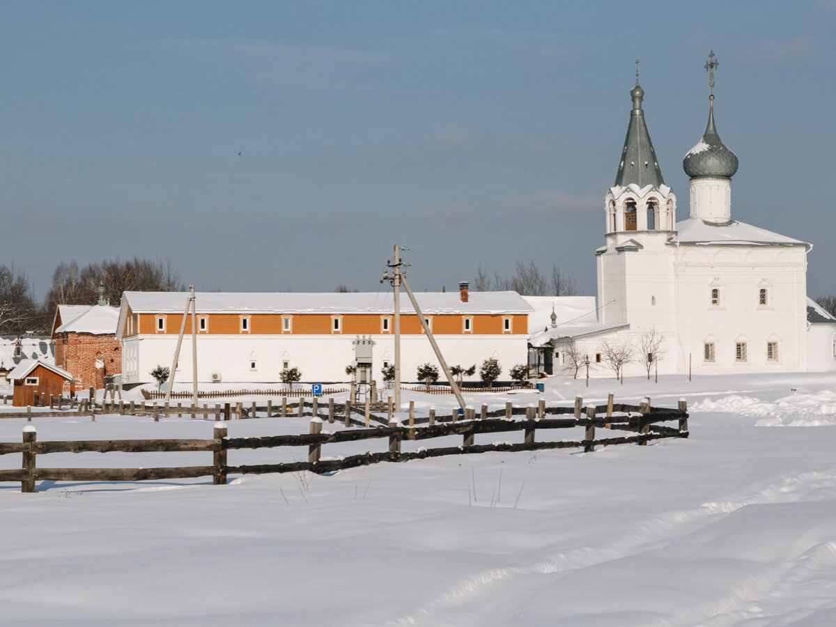 Сейчас это тихое уютное место со своим хозяйством и большим количеством котиков