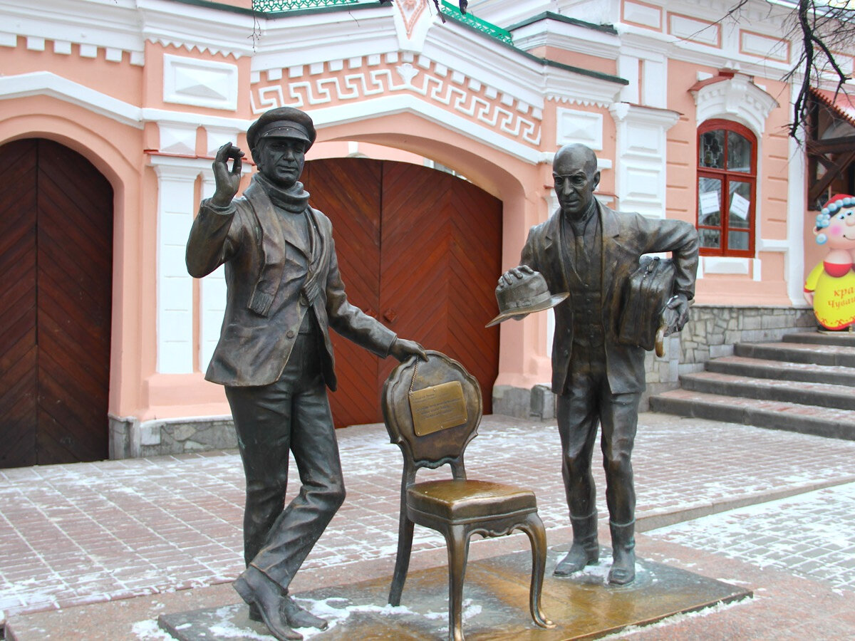 Памятник Остапу Бендеру и Кисе Воробьянинову — настоящий фотоспот.