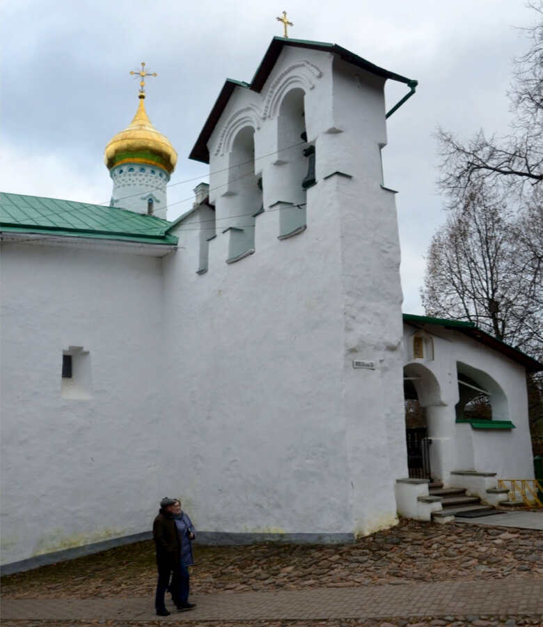 Церковь со звонницей XVI века расположена внутри крепости, сразу за Петровскими воротами