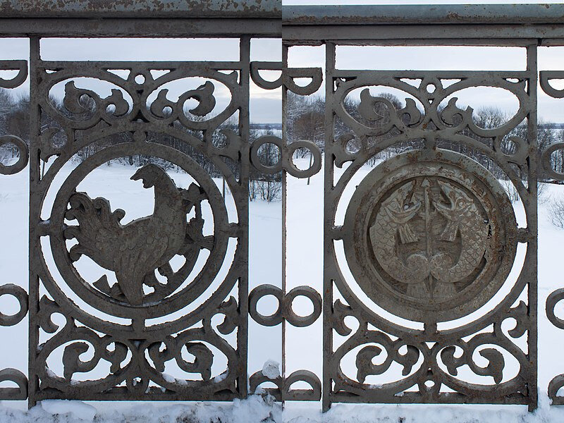 Ограждения моста оформлены с использованием элементов вологодского кружева.