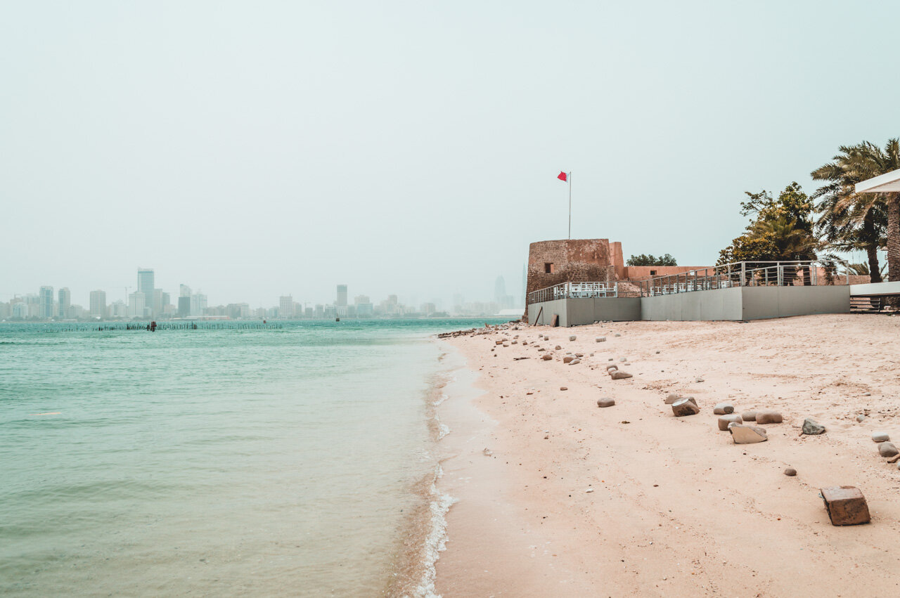 Если плохо переносите жару, избегайте поездки в Бахрейн летом: в июне, июле и августе температуры здесь  близки к экстремальным, поэтому отпуск придётся проводить под кондиционером
