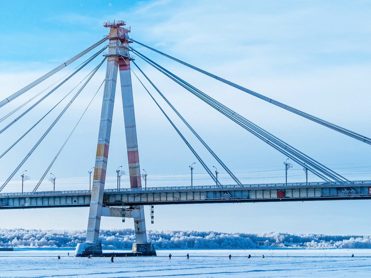 Автомобильный мост проходит через главную реку города — Шексну.