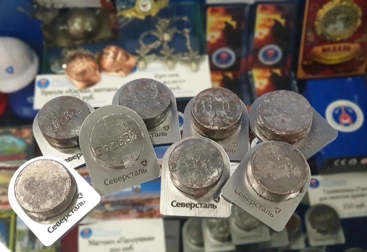 В лавке музея в продаже есть необычный сувенир — пробы стали с номерами плавок прямо из доменной печи и кислородного конвертера.