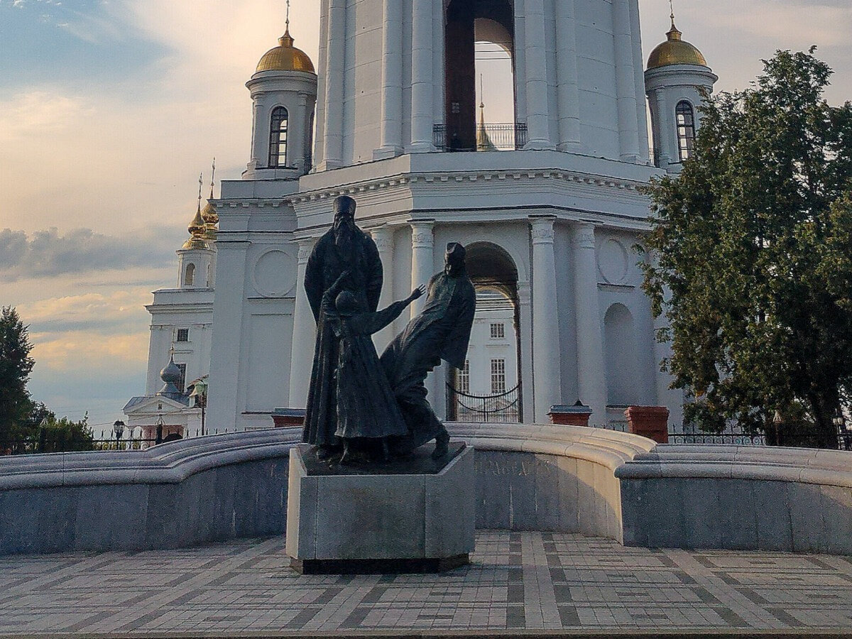 Бронзовые фигуры священнослужителей и девочки находятся на гранитном постаменте, общая высота памятника 3 метра