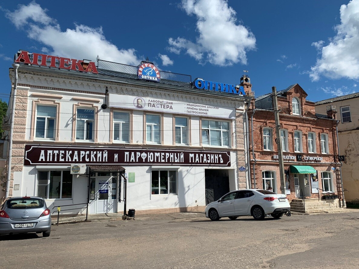 Местные предприниматели используют стилизованные под старину вывески, которые гармонируют с архитектурой