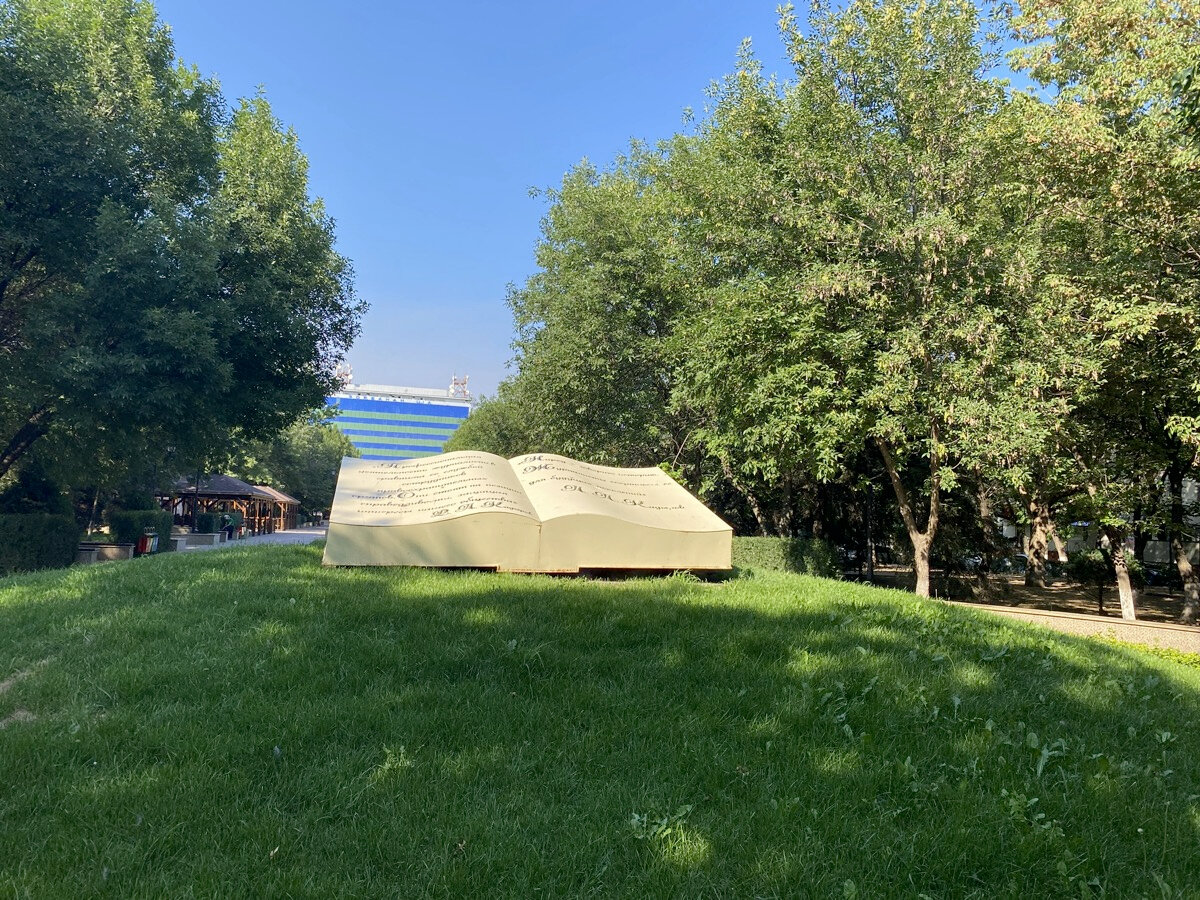 Инсталляция в сквере Журналистов: книга с цитатами Ахмата и Рамзана Кадыровых