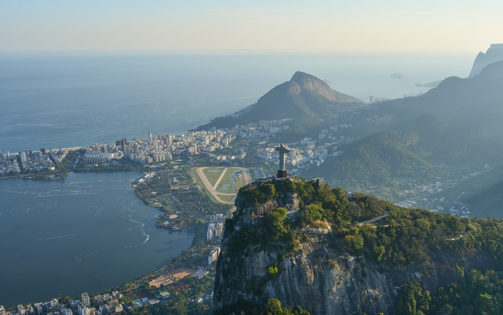 Рио-де-Жанейро — огромный город на берегу залива Гуанабара и визитная карточка Бразилии