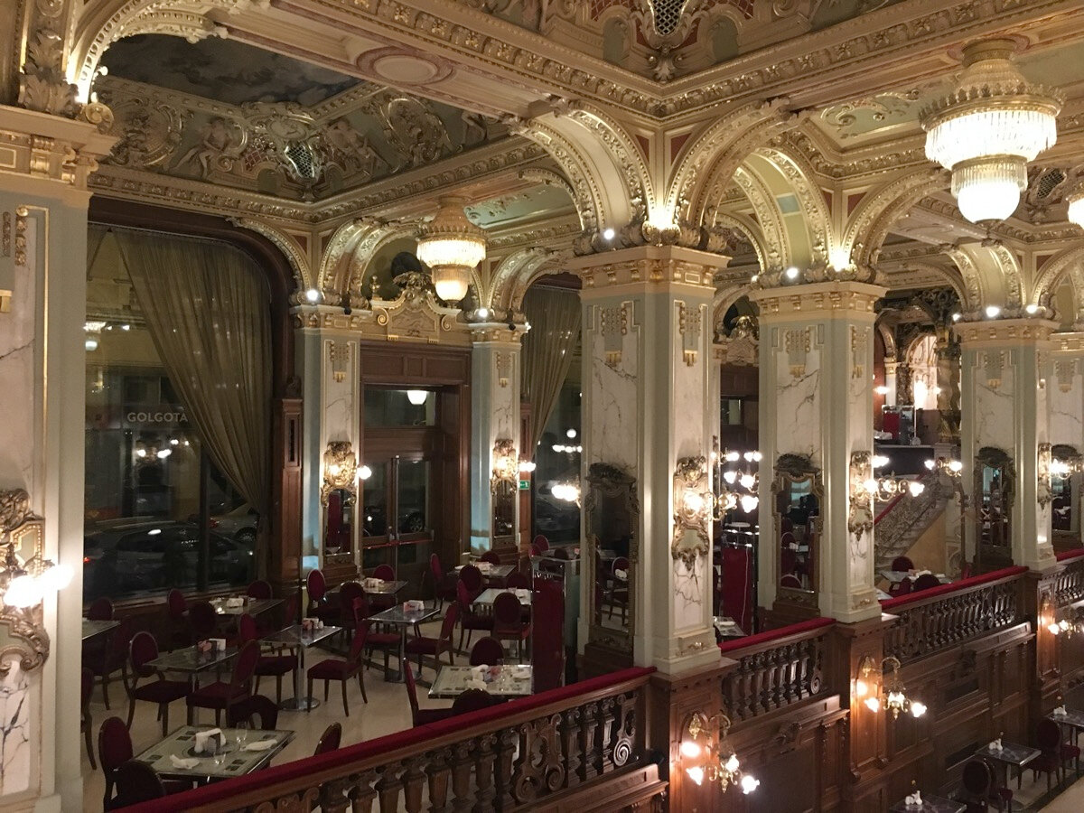 На втором ярусе холла Anantara New York Palace расположены небольшие лоджии со столиками на двоих, где влюблённые пары найдут идеальное место для романтического вечера.