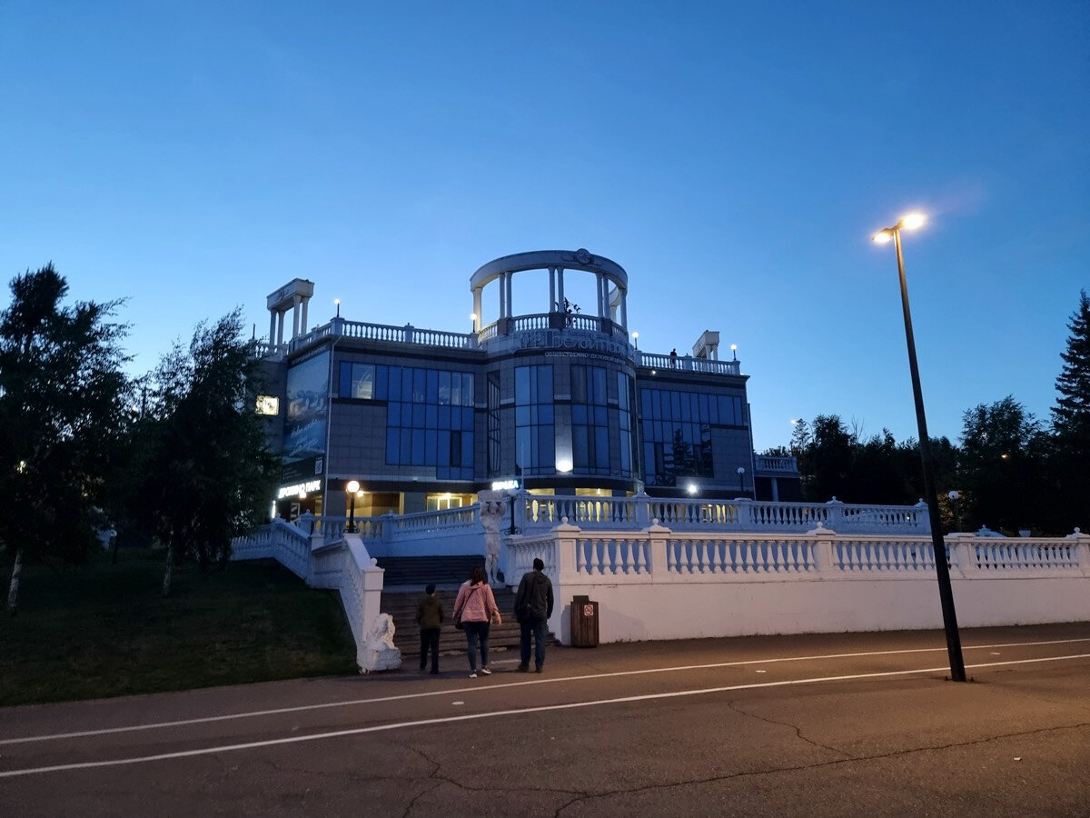 Главный вход в парк со стороны площади Революции.