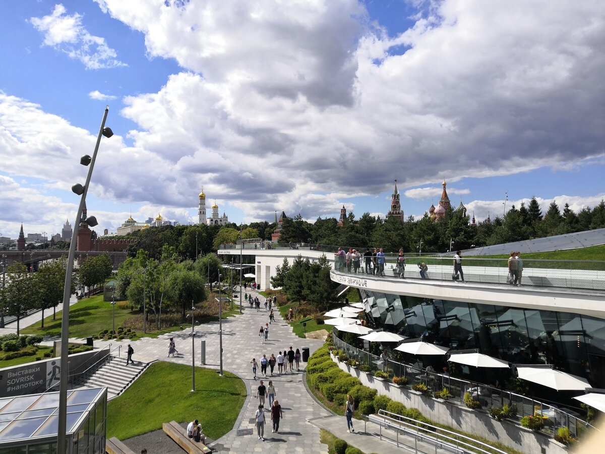 Со смотровых площадок и с крыш павильонов открываются чудесные панорамы центра Москвы