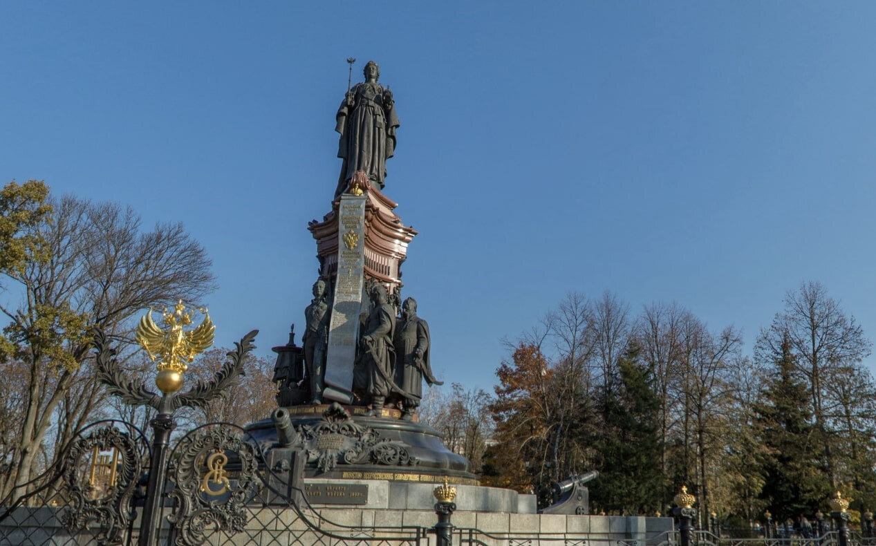 Подойти к памятнику близко не получится из-за ограды.