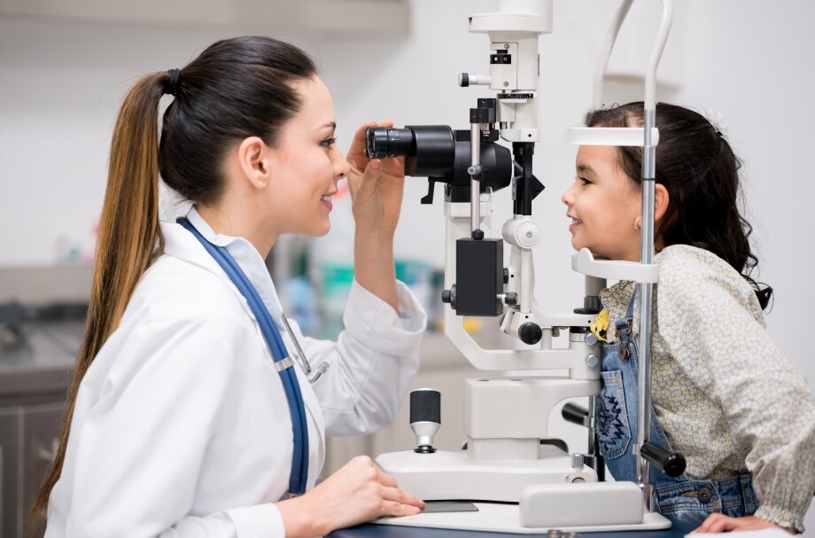 На приёме офтальмолог определит все возможные параметры глаз, чтобы подобрать нужные диаметр, радиус и кривизну линзы. Современное медицинское оборудование делает это с максимальной точностью
