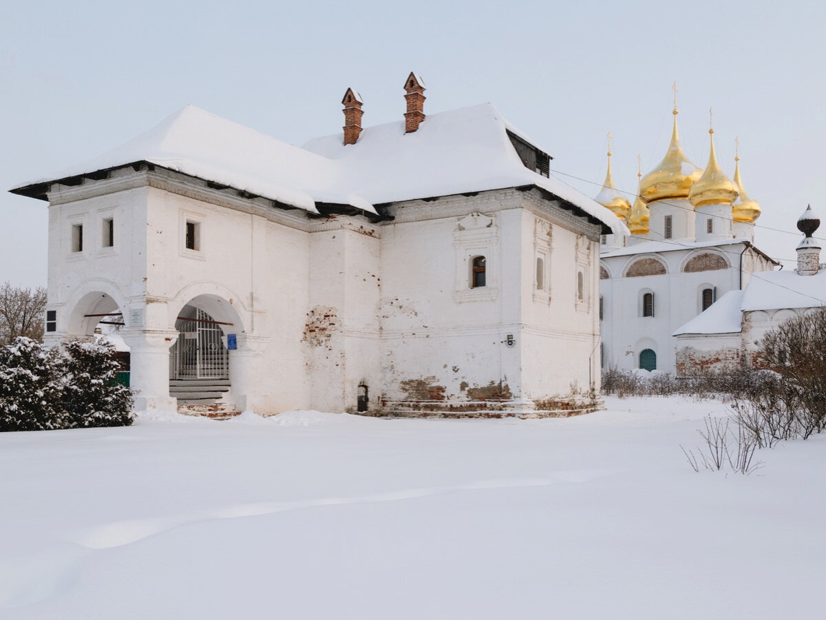 Дом Опарина обращён к реке, что нетипично для того времени