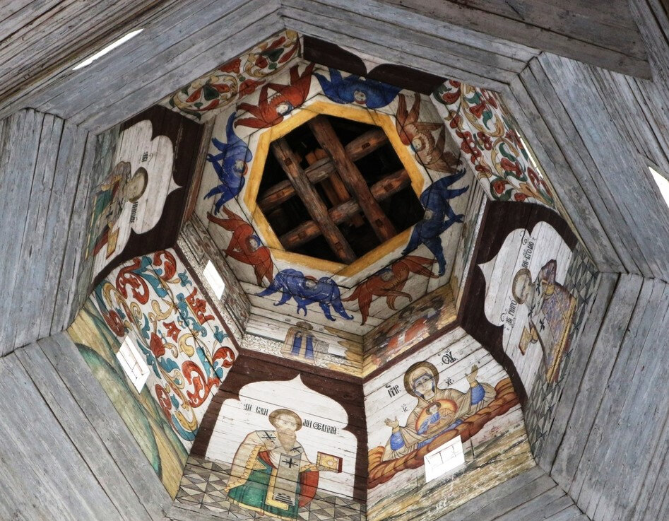 В верхних ярусах храма сохранилась роспись XVIII века