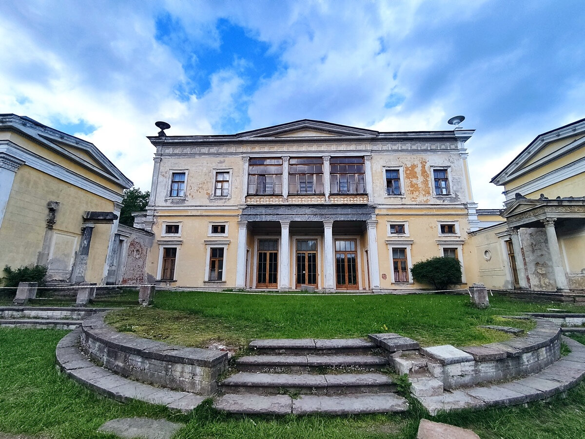 В парке расположена усадьба Лейхтенбергских, ныне это корпус Биологического института СПбГУ