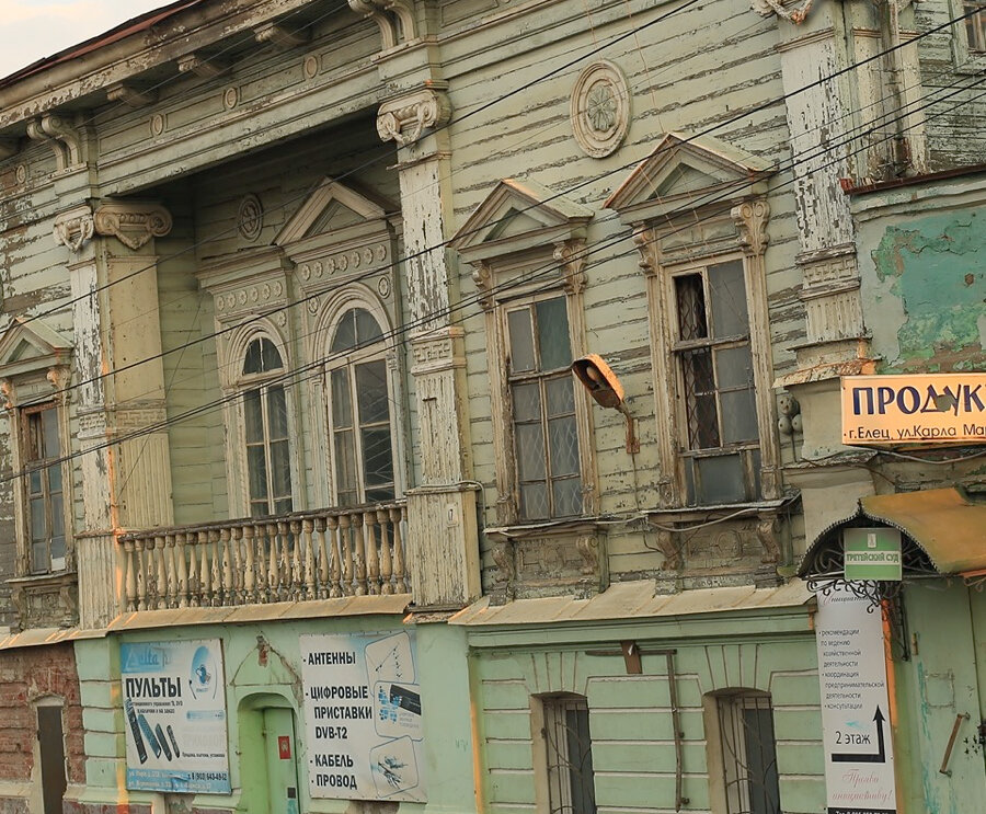 Многие памятники деревянной архитектуры тут не имеют охранного статуса, и поэтому внутри постройки XIX века может действовать магазин, аптека и другие учреждения