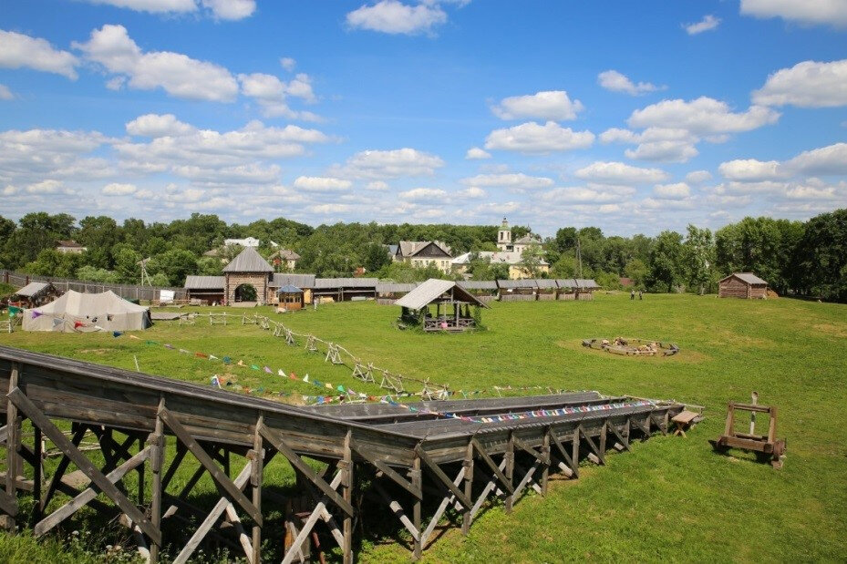 Место может показаться пустынным, однако здесь много развлечений для взрослых и детей.