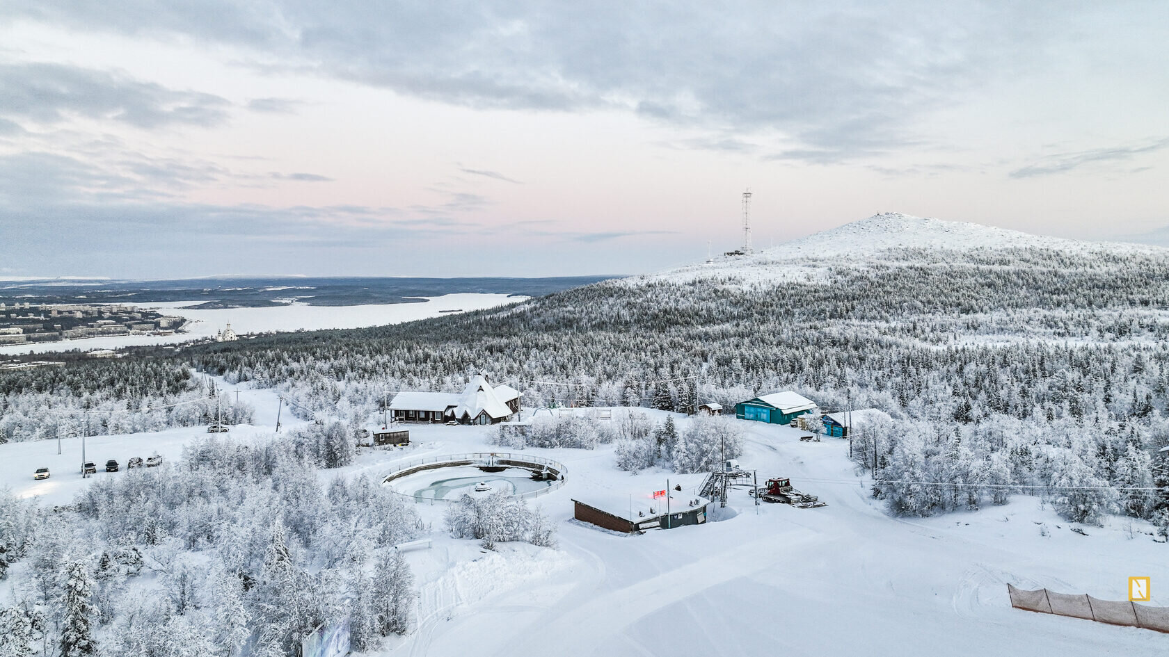 С верхней точки горнолыжного комплекса отлично просматривается весь Мончегорск и его окрестности.