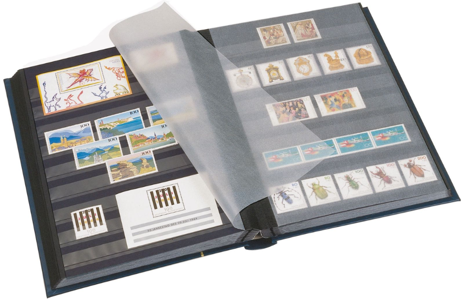 Кляссеры для марок — лучший вариант для большой и серьёзной коллекции. Марки на фоне тёмных листов выглядят эффектно, а калька надёжно защищает экспонаты от любых повреждений