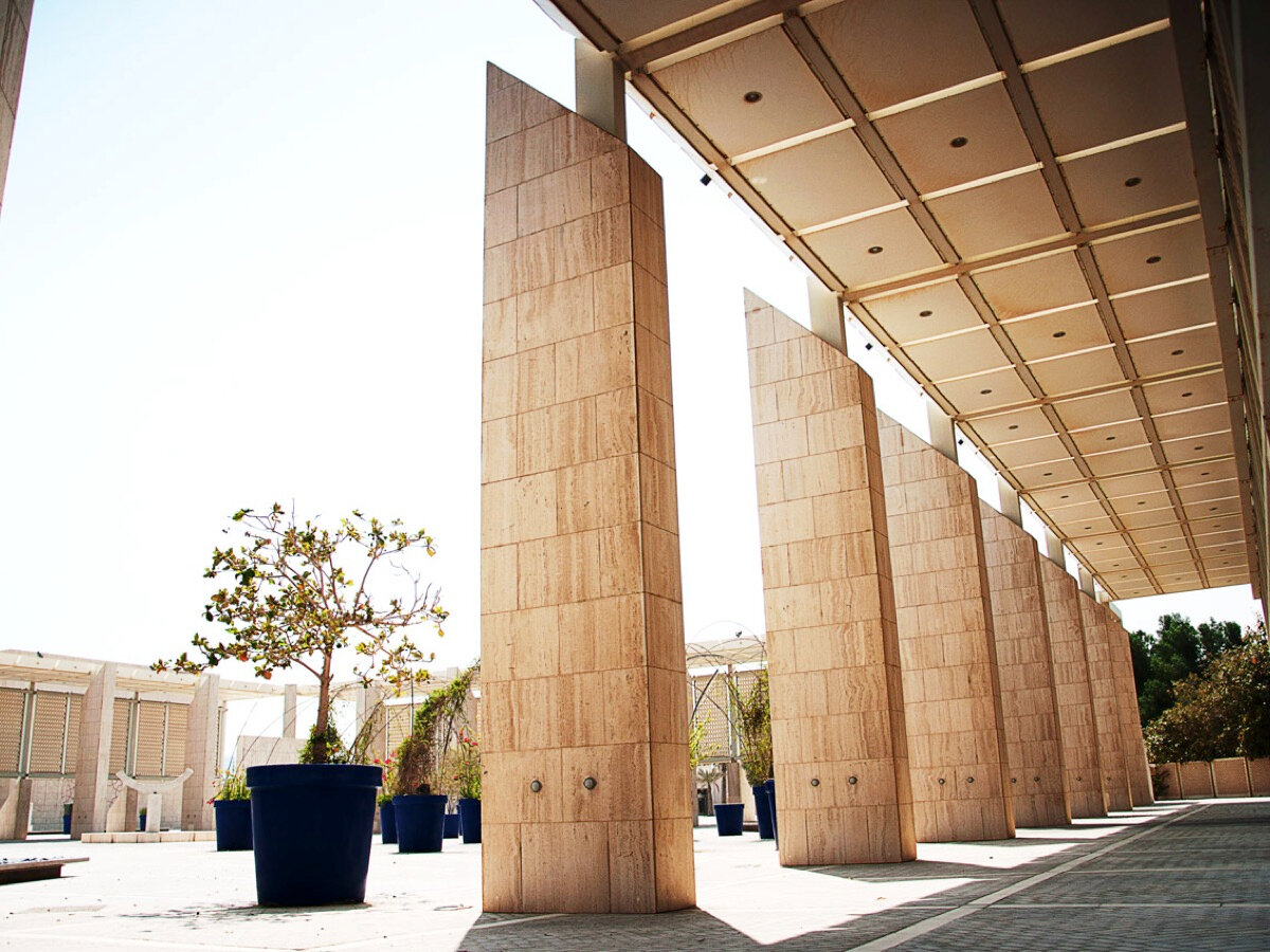 В Национальном музее Бахрейна можно не только узнать историю страны, но и спрятаться от зноя: все его залы кондиционированы