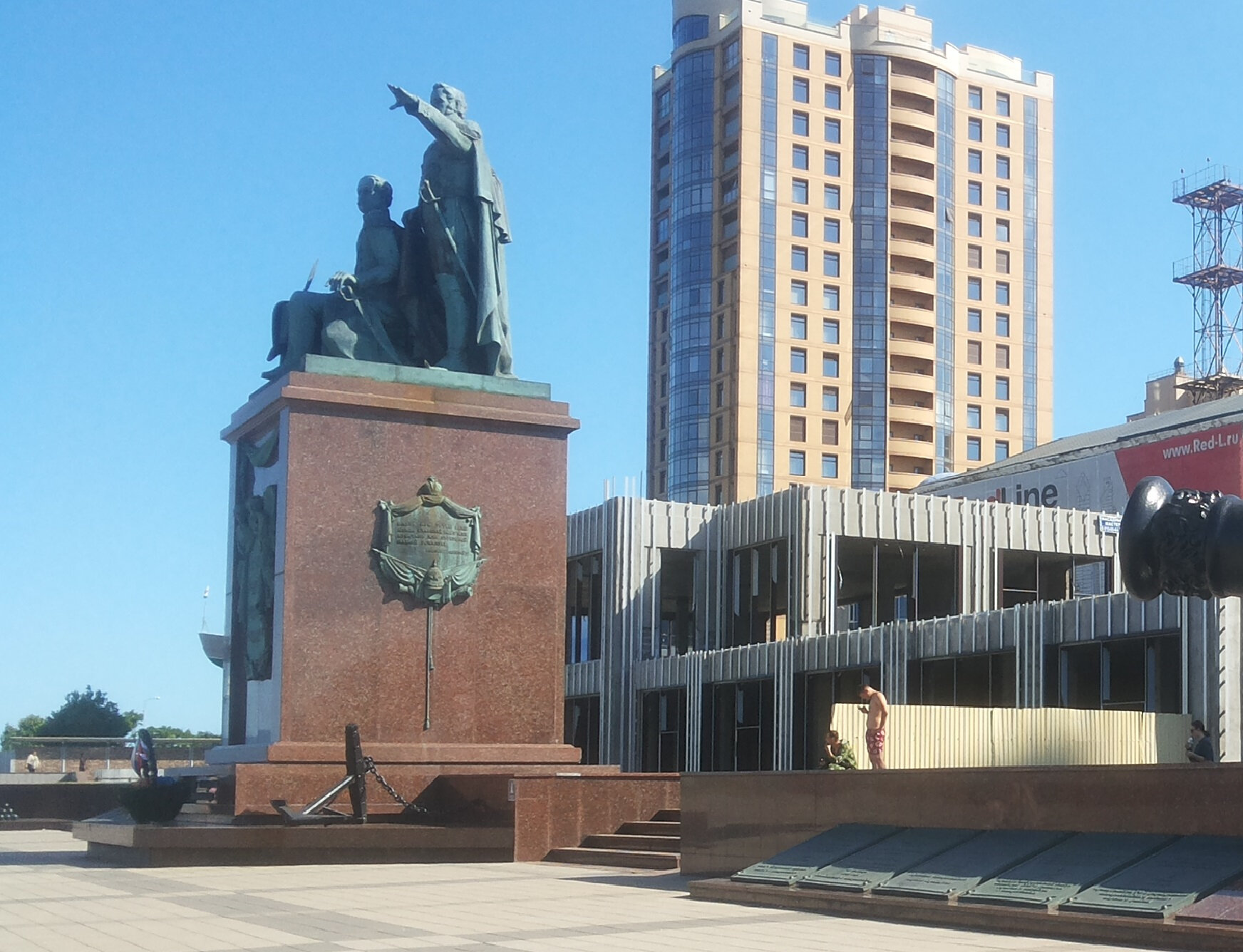 На бронзовых плитах сбоку постамента написаны главные даты из истории города