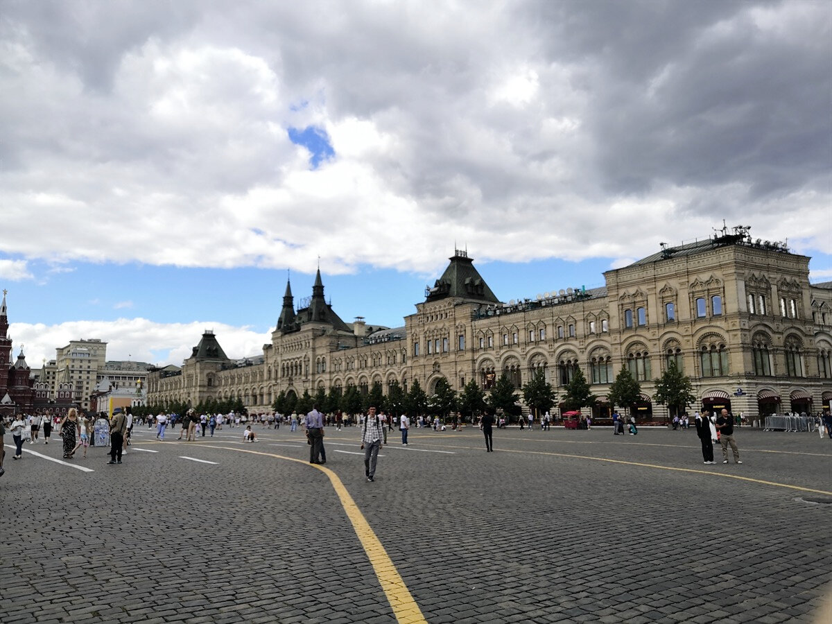 Под двойной башней в центре ГУМа расположен парадный вход.