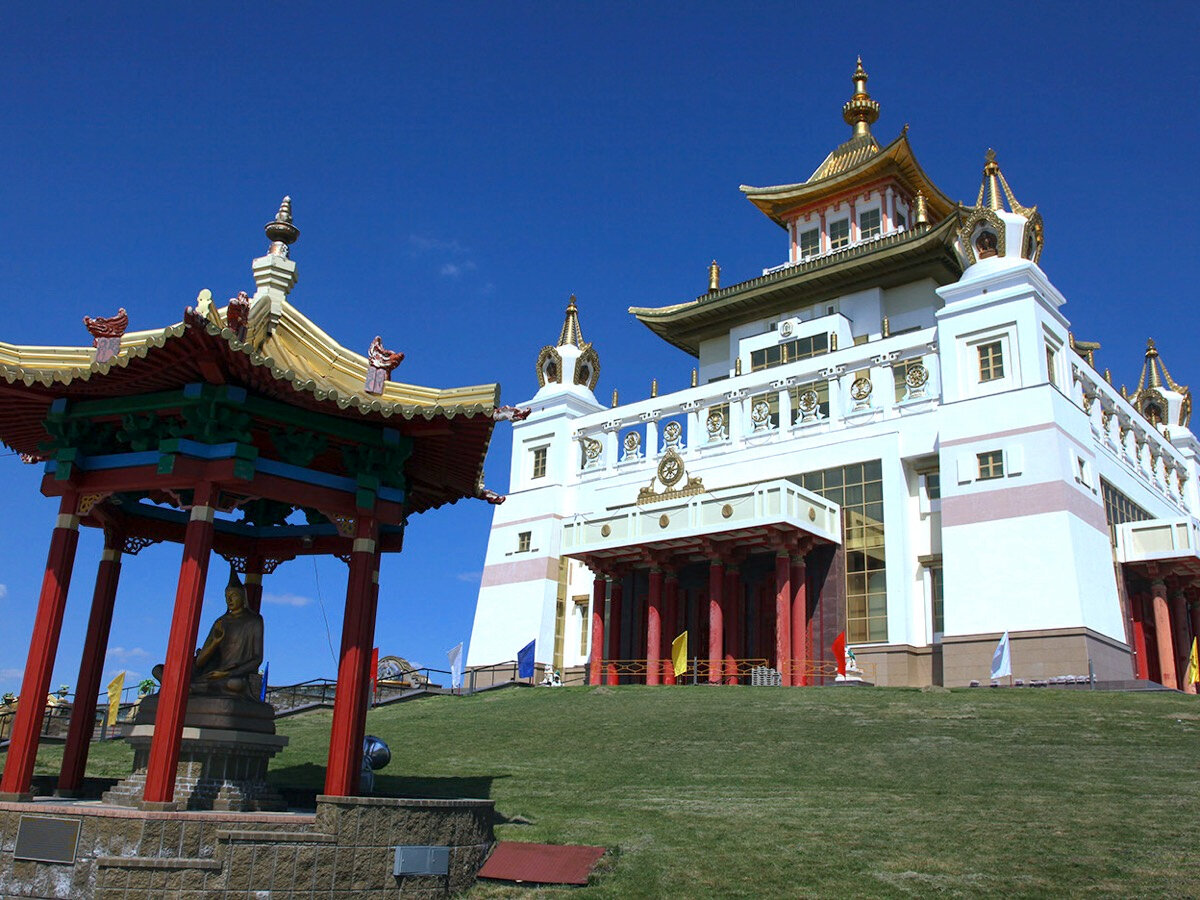 Золотая обитель Будды Шакьямуни — главный буддийский храм Элисты.