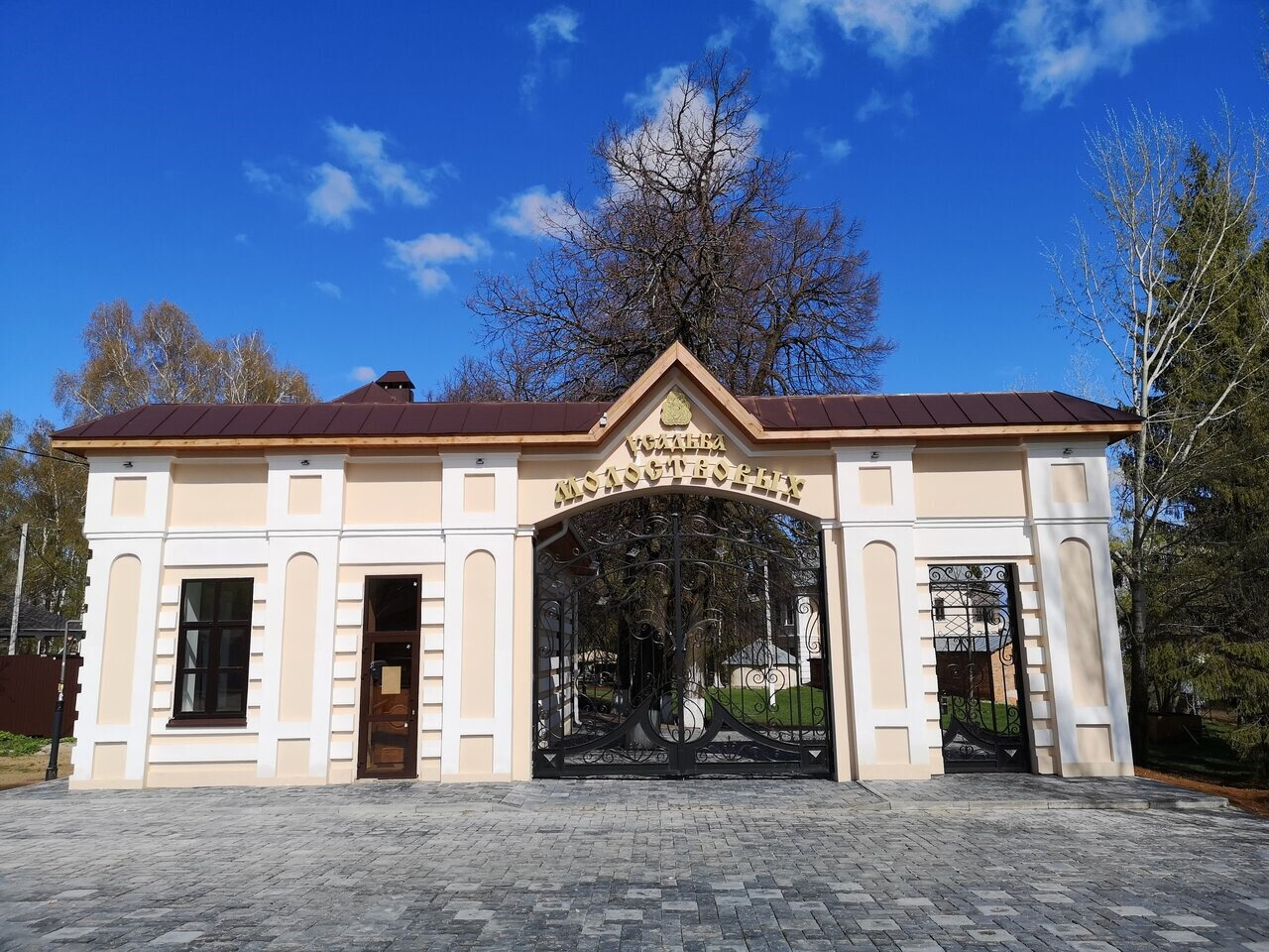 Комплекс «Долгая поляна» — это усадьба семьи Молоствовых.