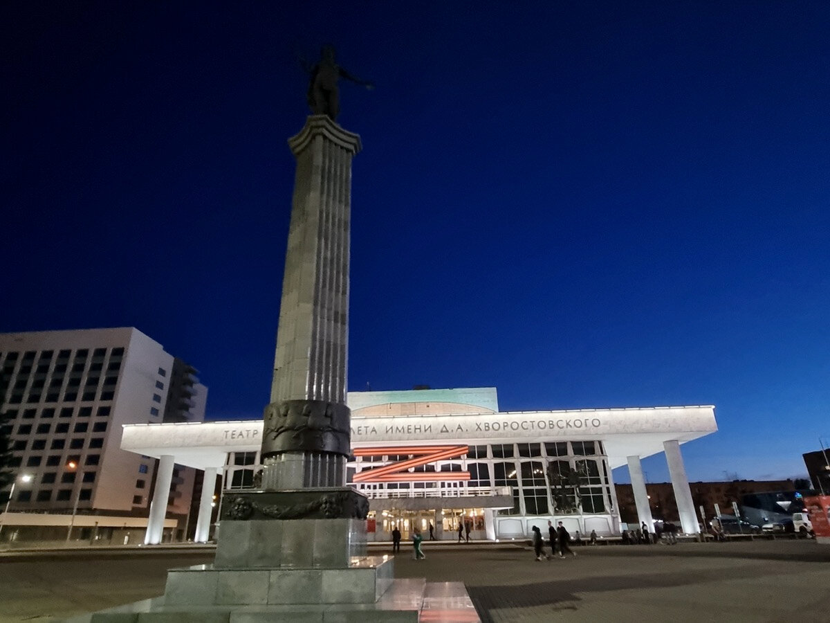 На Театральной площади перед театром оперы и балета установлена гранитная колонна высотой 13 м со скульптурой Аполлона — греческого бога-покровителя искусств — на вершине