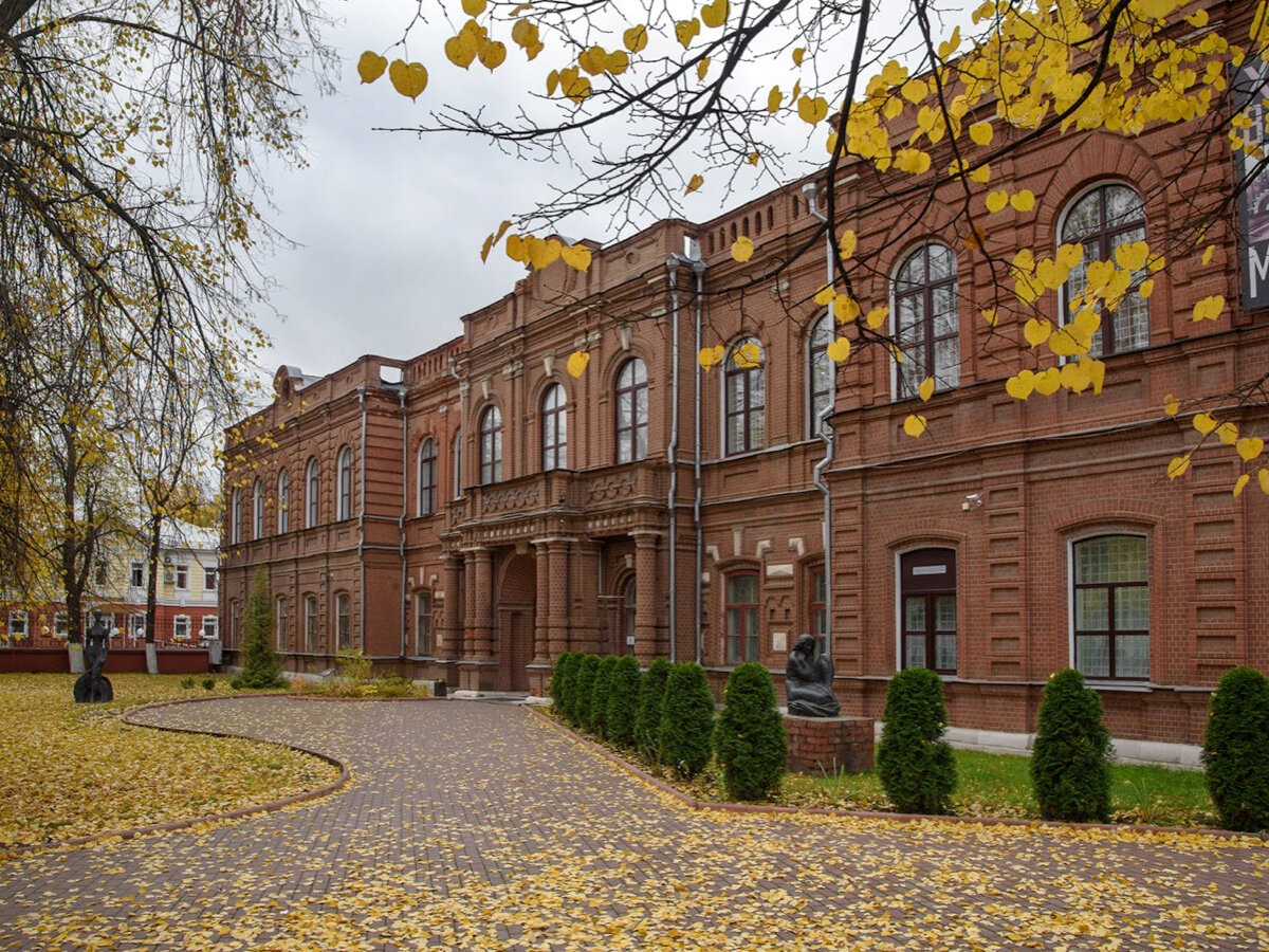 Музей находится в здании бывшего училища, выпускавшего специалистов для текстильных и иных предприятий.