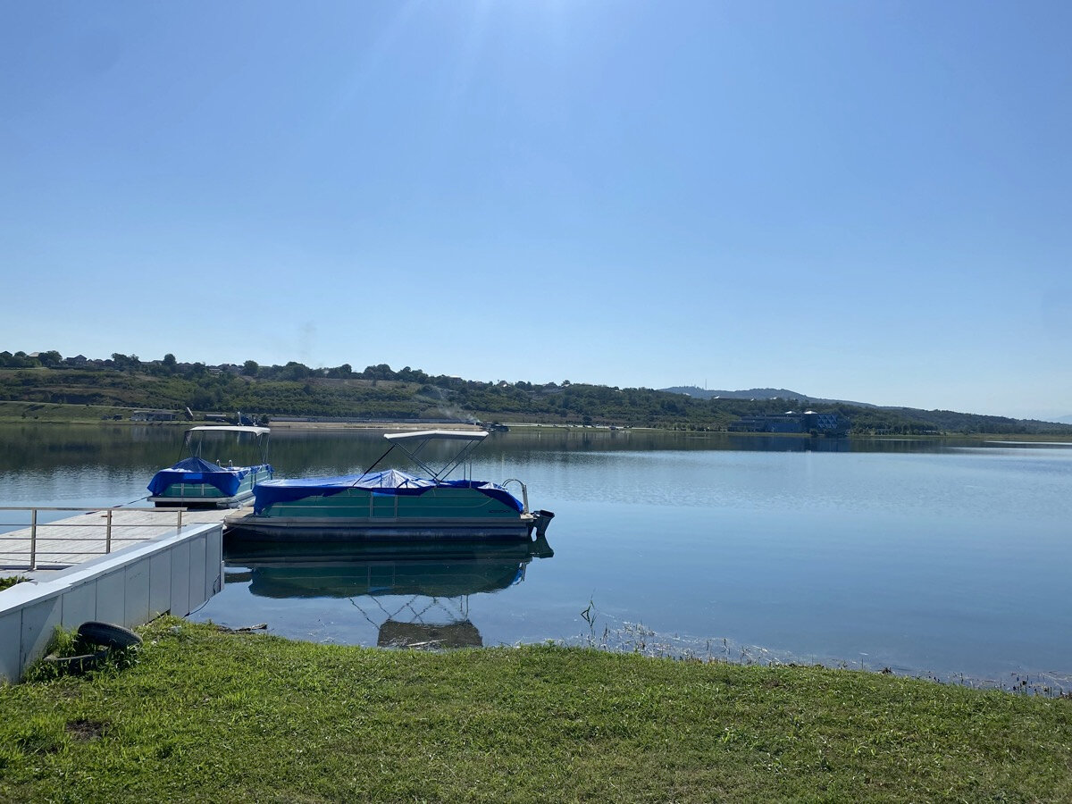 По «морю» можно прокатиться на катерах, ищите стоянку позади гостиницы «Тийналла».