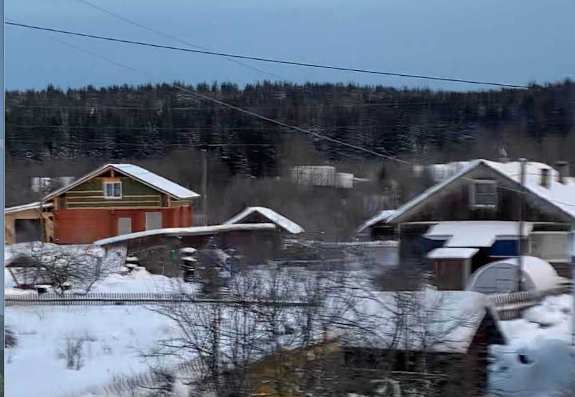 Тот самый красный дом – ориентир для входа на гору