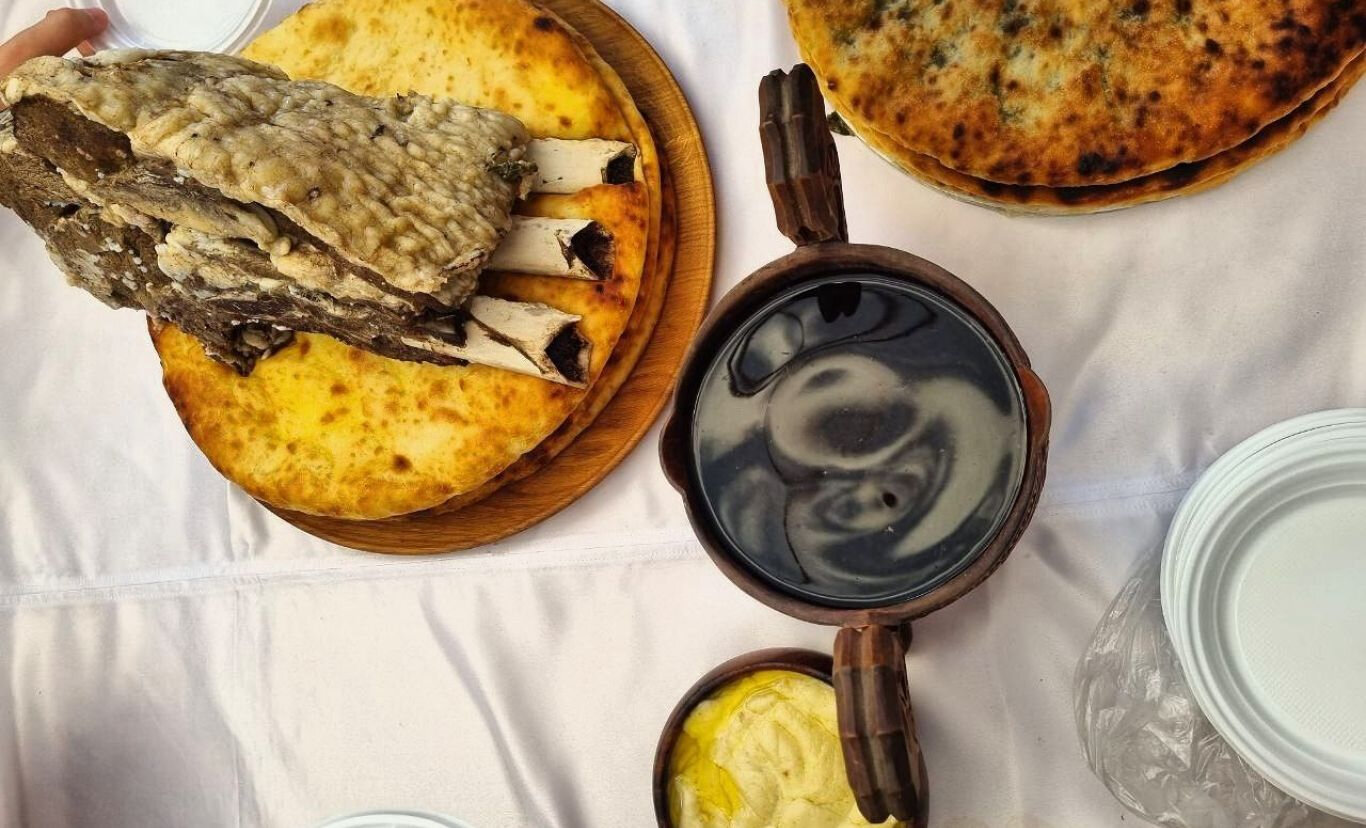 Шашлык из баранины и осетинские пироги — всегда на осетинском столе.