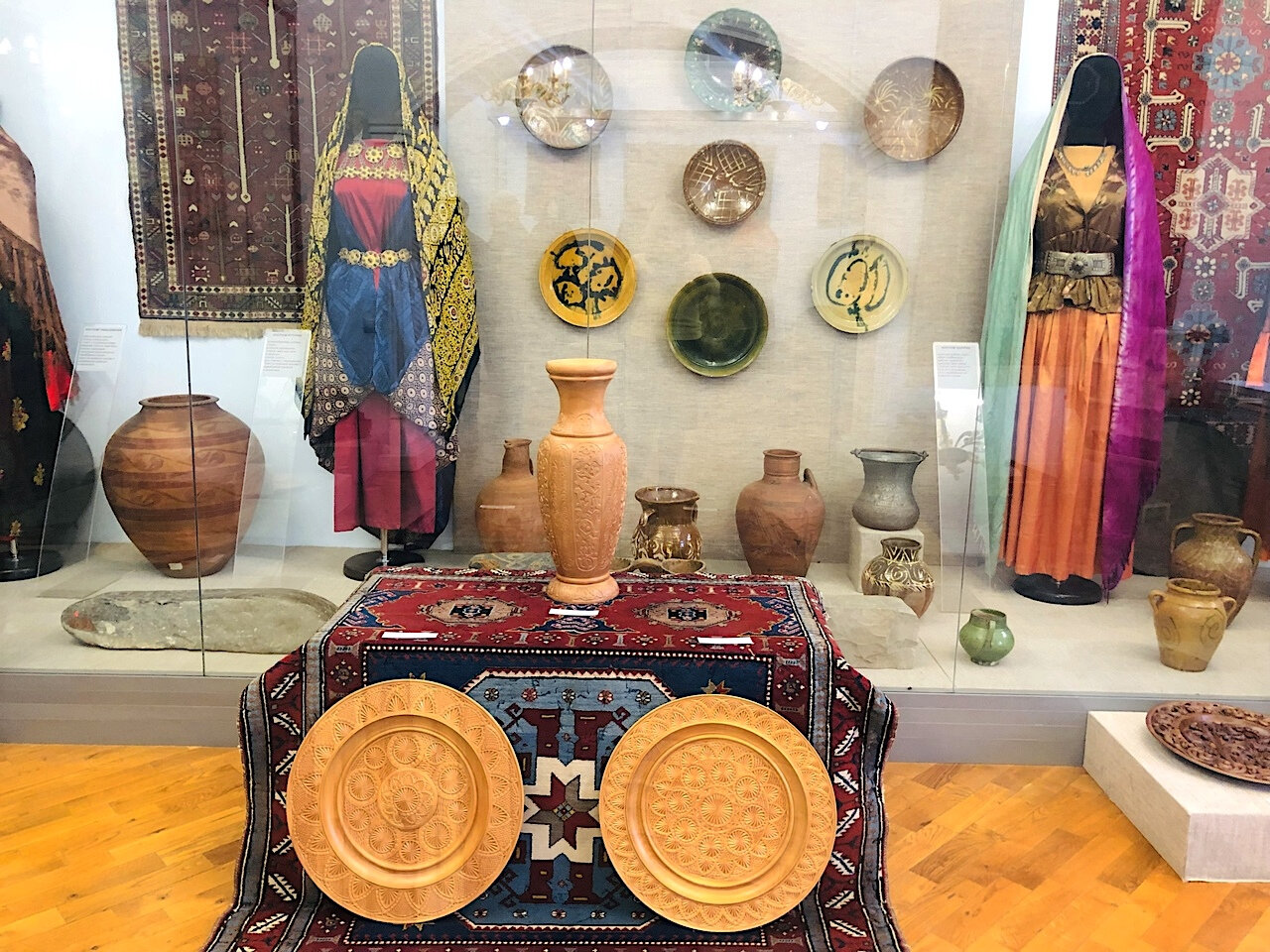 Национальная одежда, тканые ковры, глиняная посуда и другие предметы быта в этнографическом комплексе «Дагестанский аул».