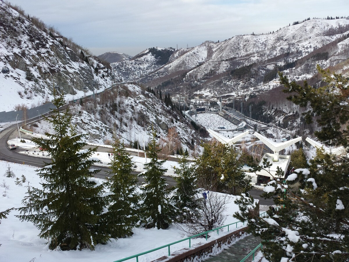 После распада СССР соревнования на «Медеу» уже не проводились и комплекс начал приходить в упадок.