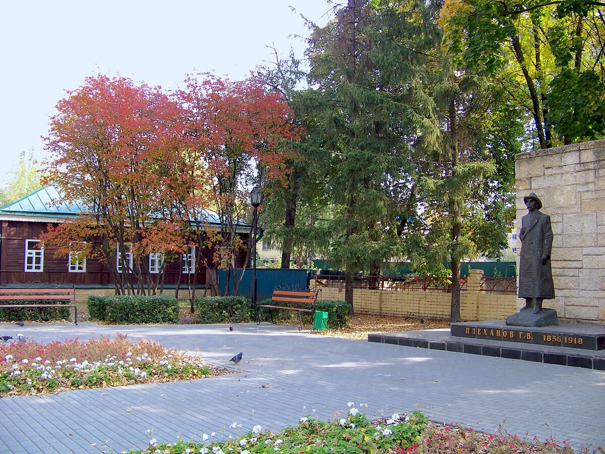 Памятник Плеханову в Липецке находится на одноименной улице.
