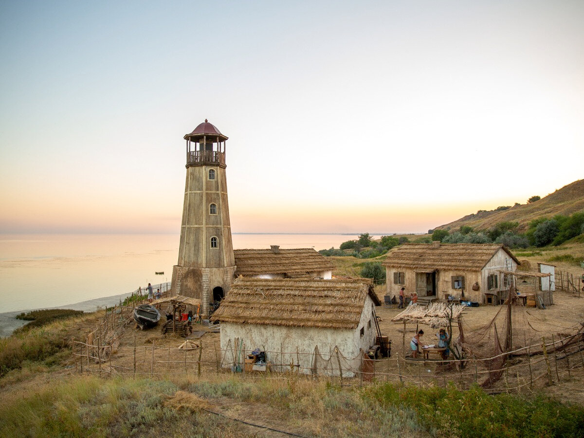 Добраться до Мержаново и одной из самых узнаваемых сегодня достопримечательностей региона можно на электричке со Старого городского вокзала Таганрога, стоимость билета — от 42 рублей.