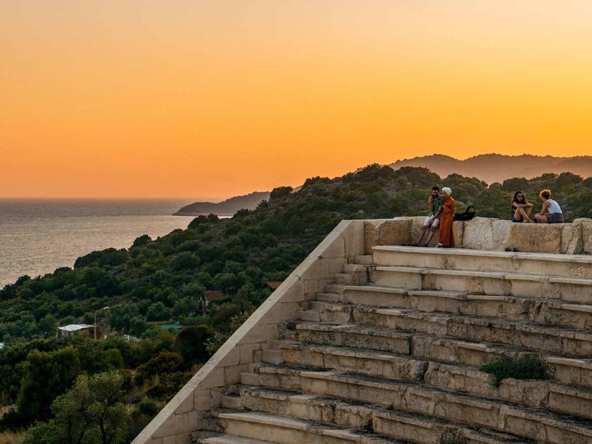 В этот амфитеатр приходят посмотреть не только представления, но и ежевечерние красочные закаты.