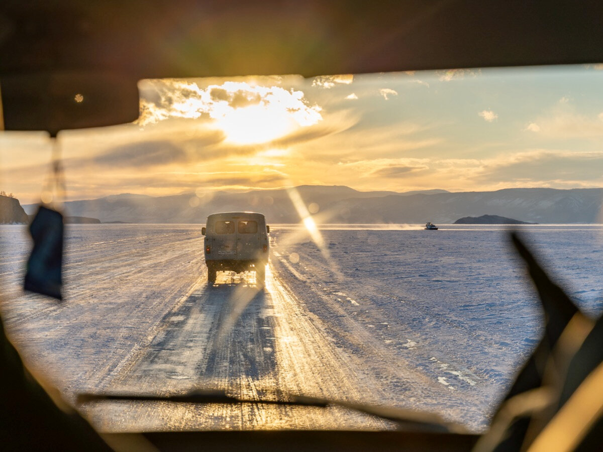 Ледовая поверхность Байкала не статична — она находится в постоянном движении, появляются так называемые становые трещины, длина которых достигает нескольких десятков километров, а ширина до 2 метров