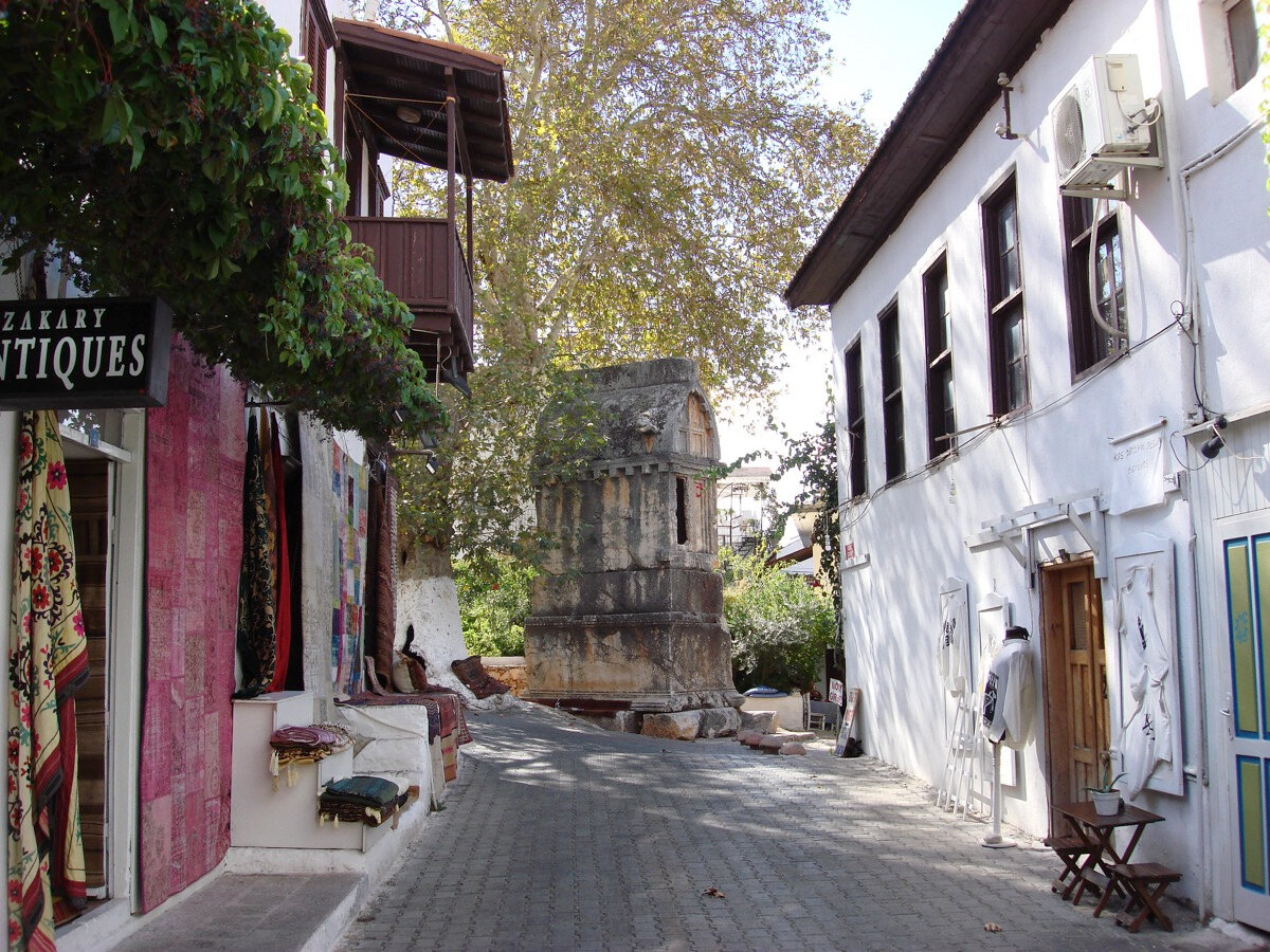 Прогуливаясь по улочкам Каша, вдруг наткнётесь на древнюю гробницу.