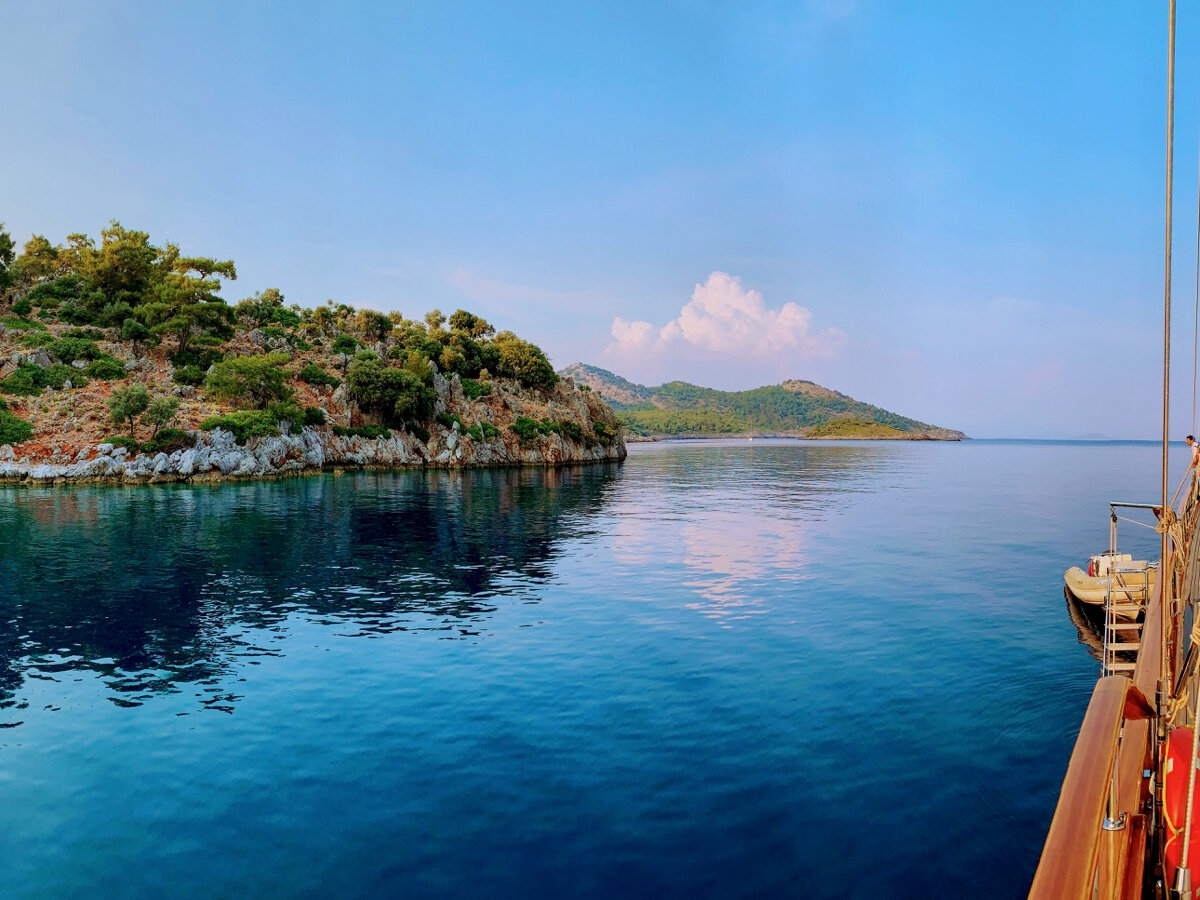 С борта яхты и берега выглядят по-иному.