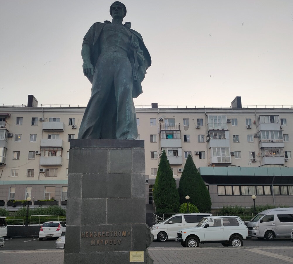 Памятник Неизвестному Матросу установили в 1961 году, его высота — 7 метров