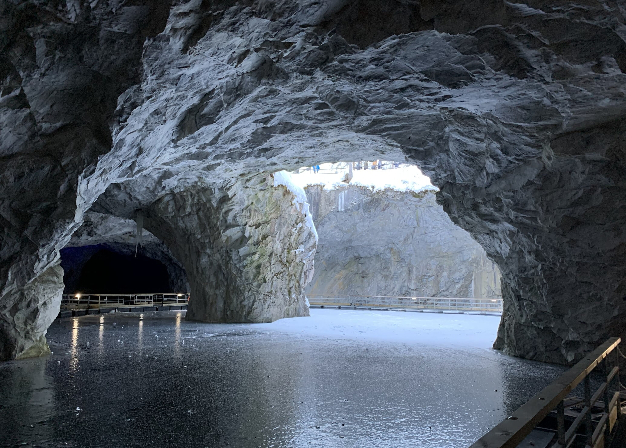 Вид на мраморный каньон снизу.