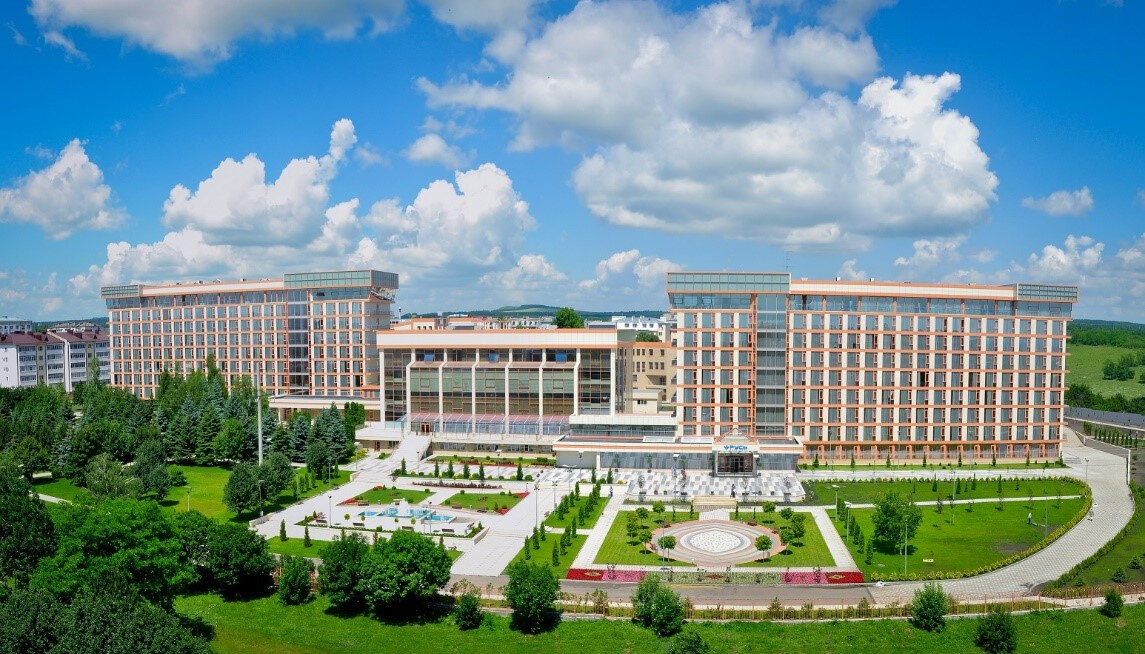 На территории санатория разбит небольшой парк, в котором можно встретить белок