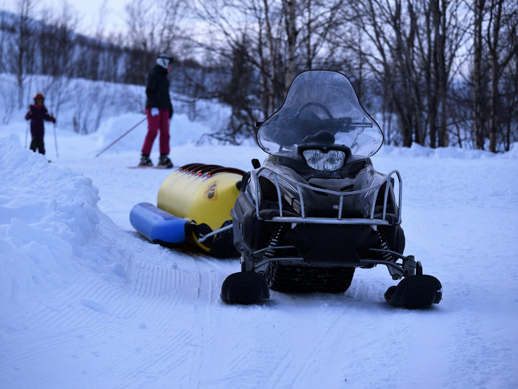 Один из популярных видов активного досуга в «Лопарьстане» — катание на снегоходе.