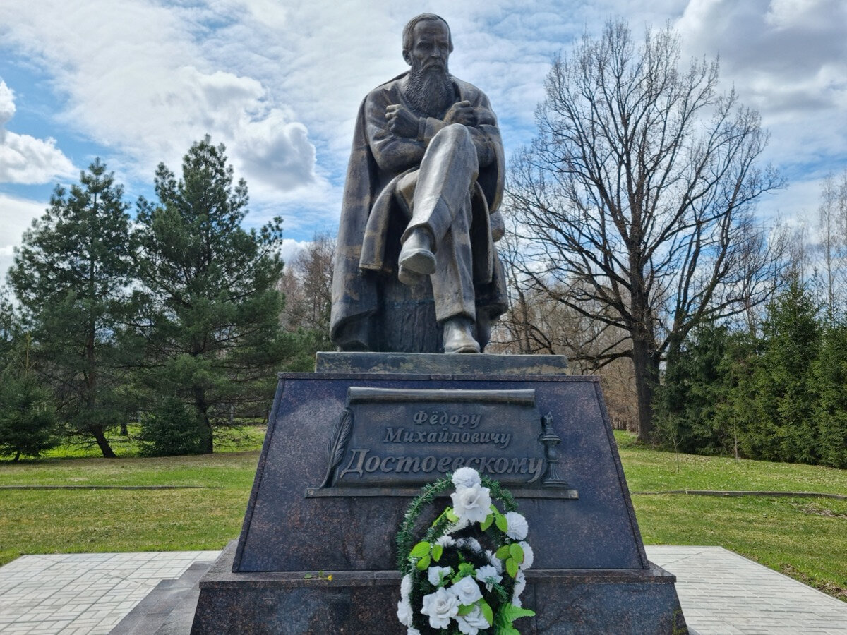 Памятник Ф.