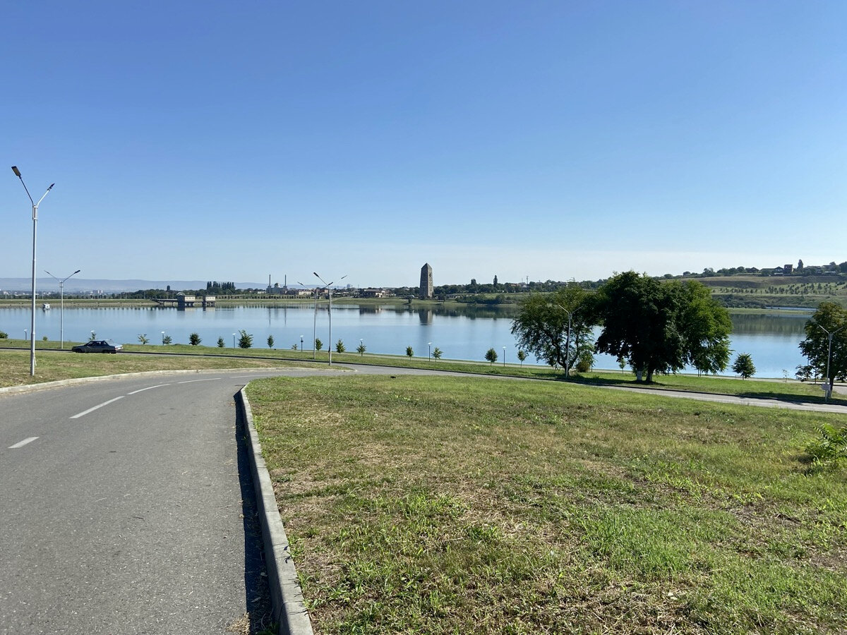 Вид на Грозненское море с территории прибрежной гостиницы