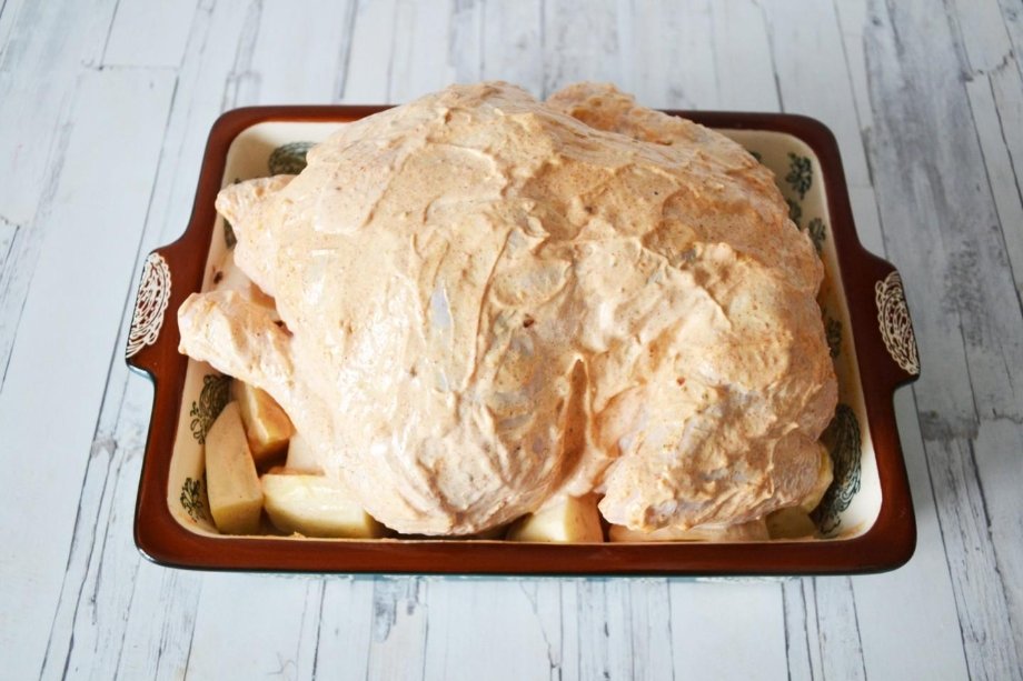 Сок курицы пропитывает картофель, а лук обогащает вкус блюда